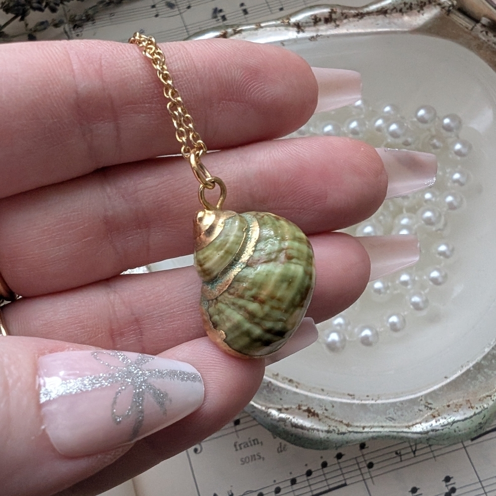 Vintage Gold and Green Shell Pendant Necklace - Picture 9 of 16